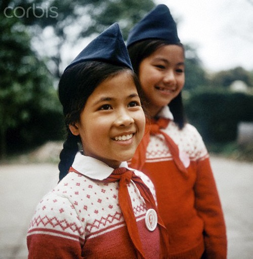 Hà Nội 3/1973. Hai bé gái với khăn quàng đỏ và mũ đội trong nghi thức của Đoàn TNCS Hồ Chí Minh. Ảnh. © Werner Schulze-dpa-Corbis.